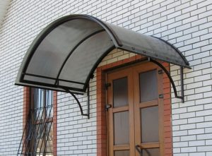 Козырек над крыльцом из металла – защищаем вход от дождя и солнца