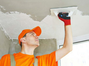 Штукатурка потолка – как добиться идеально ровной поверхности без помощи специалистов?