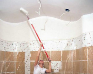 Чем и как красить потолок в ванной комнате своими руками