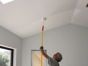 Чем покрасить тканевый натяжной потолок и как выбрать краску