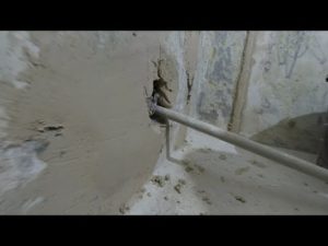 Дыра в стене из бетона – чем и как заделать дефект?