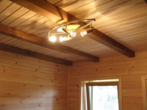 Как сделать потолок в частном деревянном доме и отделка своими руками