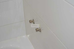 Установка смесителя в ванной – пошаговое подключение и крепление к стене