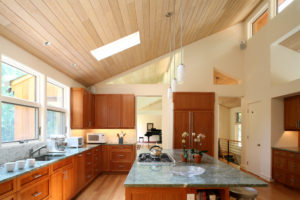 Какой потолок лучше сделать в квартире и отделка деревом на фото
