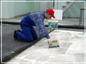 Как постелить ковролин на бетонное основание?