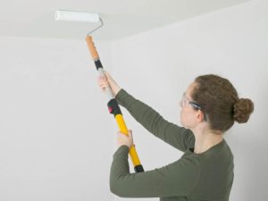 Как и чем помыть потолок, покрашенный водоэмульсионной краской