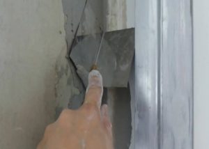 Как выровнять углы стен перфорированным углом и штукатуркой