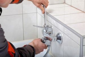 Замена смесителя в ванной – установка оборудования без помощи сантехника