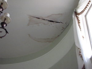Демонтаж натяжного тканевого потолка и ремонт после протечки в квартире