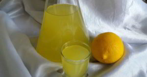 Несколько простых рецептов домашней лимонной водки