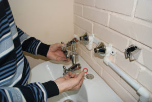 Замена смесителя в ванной – установка оборудования без помощи сантехника