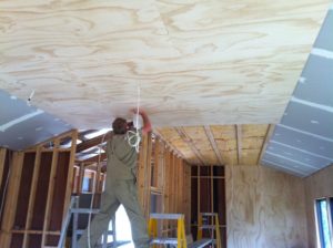 Отделка и монтаж ДВП на потолок в деревянном доме