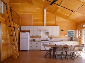 Чем лучше обшить потолок в частном деревянном доме и выбор материалов