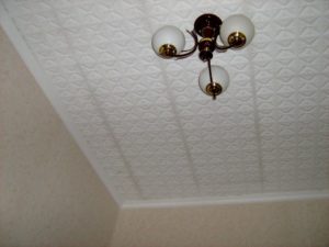 Как наклеить пенопластовую потолочную плитку на неровный потолок