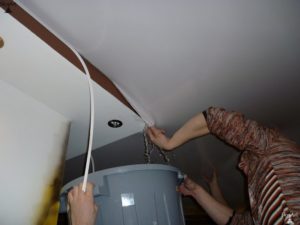 Как самостоятельно слить воду с натяжного потолка и ремонт после залива