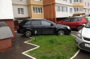 Теперь сразу два штрафа грозят автовладельцам за парковку во дворе собственного дома