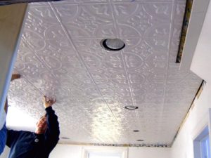 Как правильно клеить пенопластовую потолочную плитку и разные способы укладки