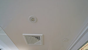 Вытяжки и вентиляционные решетки для натяжного потолка и их установка