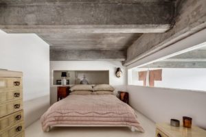 Бетонный потолок в интерьере – популярные варианты декорирования