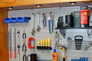 Стеллажи для гаража – как создать идеальный порядок среди инструментов?