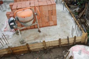 Строительство кирпичных домов – особенности возведения с пошаговой инструкцией