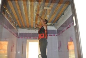 Потолок в ванной из пластиковых панелей и демонтаж своими руками