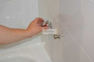 Установка смесителя в ванной – пошаговое подключение и крепление к стене