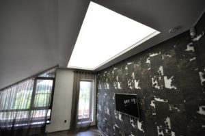 Монтаж и фото прозрачного натяжного потолка со светодиодной подсветкой