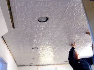 Клеим потолочную плитку – скрываем погрешности потолка и обновляем интерьер