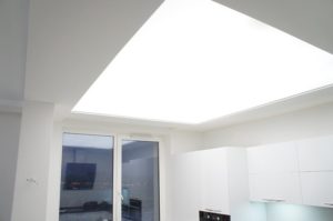 Монтаж и фото прозрачного натяжного потолка со светодиодной подсветкой