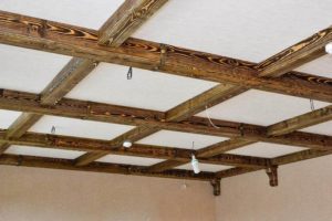 Технология монтажа и фото деревянного кессонного потолка