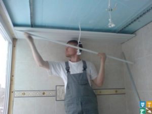 Потолок из пластиковых панелей в ванной – как установить своими руками