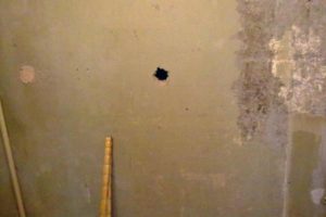 Чем и как заделать дырки в бетонном потолке