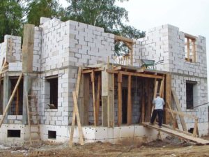 Строительство дома из пеноблоков — выбор материала и технология возведения