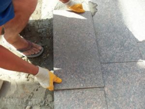 Технология укладки гранитной плитки на улице