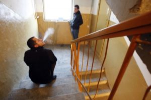 Теперь курящие жильцы многоквартирных домов будут платить некурящим соседям