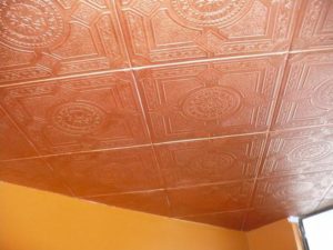 Чем покрасить и как обновить пенопластовую потолочную плитку