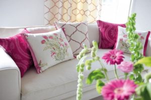 Декоративные подушки – влияние на интерьер и создание уюта в доме