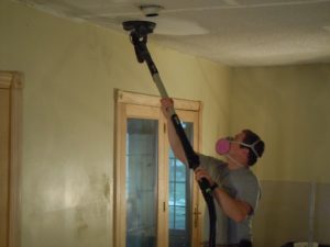 Как быстро и эффективно смыть побелку с потолка и средства для очистки