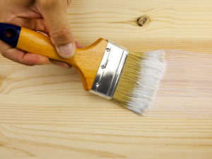 Окрашивание деревянных полов: подготовка, нанесение краски, инструменты и материалы