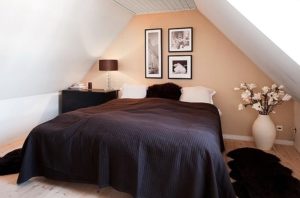 Спальня на мансарде — создание уютной комнаты под крышей