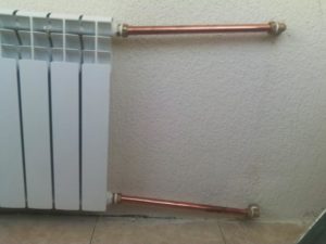 Радиатор отопления сверху горячий, а снизу холодный – как исправить ситуацию?