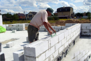 Строительство дома из пеноблоков — выбор материала и технология возведения