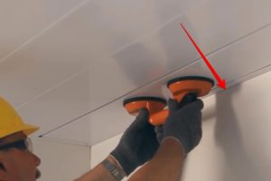 Как приклеить панели ПВХ на потолок и видео крепления
