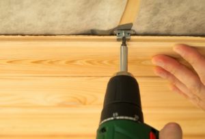 Методы крепления ламината на потолок и необходимые инструменты для монтажа