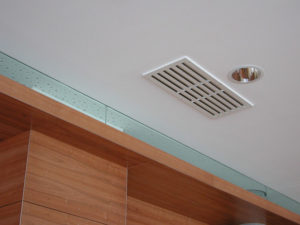 Вытяжки и вентиляционные решетки для натяжного потолка и их установка