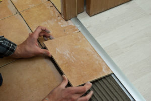 Порожек между плиткой и ламинатом – как соединить несовместимые материалы?