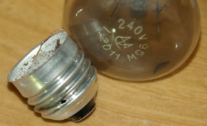 Почему взрываются лампочки в люстре при включении – разбор главных причин