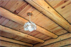 Отделка потолка в деревянном доме – на какой облицовке остановиться?