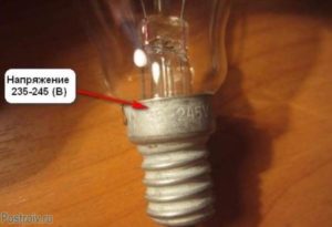 Почему взрываются лампочки в люстре при включении – разбор главных причин